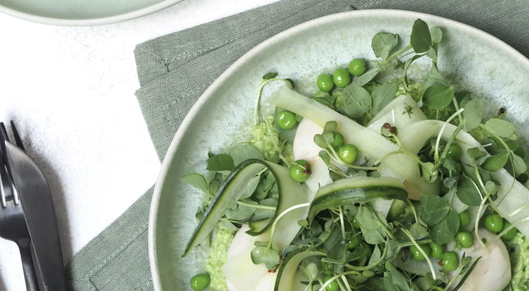 Kammuslinger i grøn salat