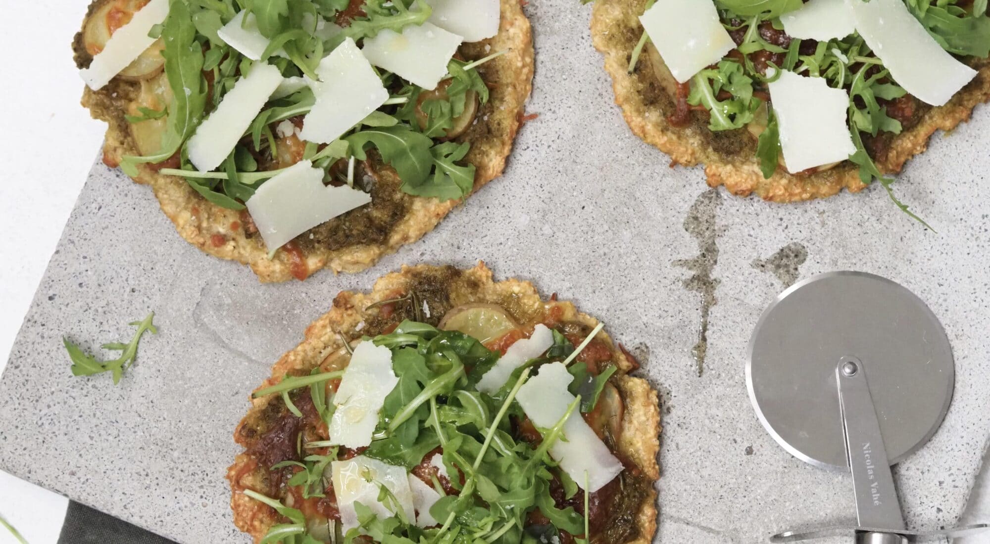 Kartoffelpizza med revet parmasanost