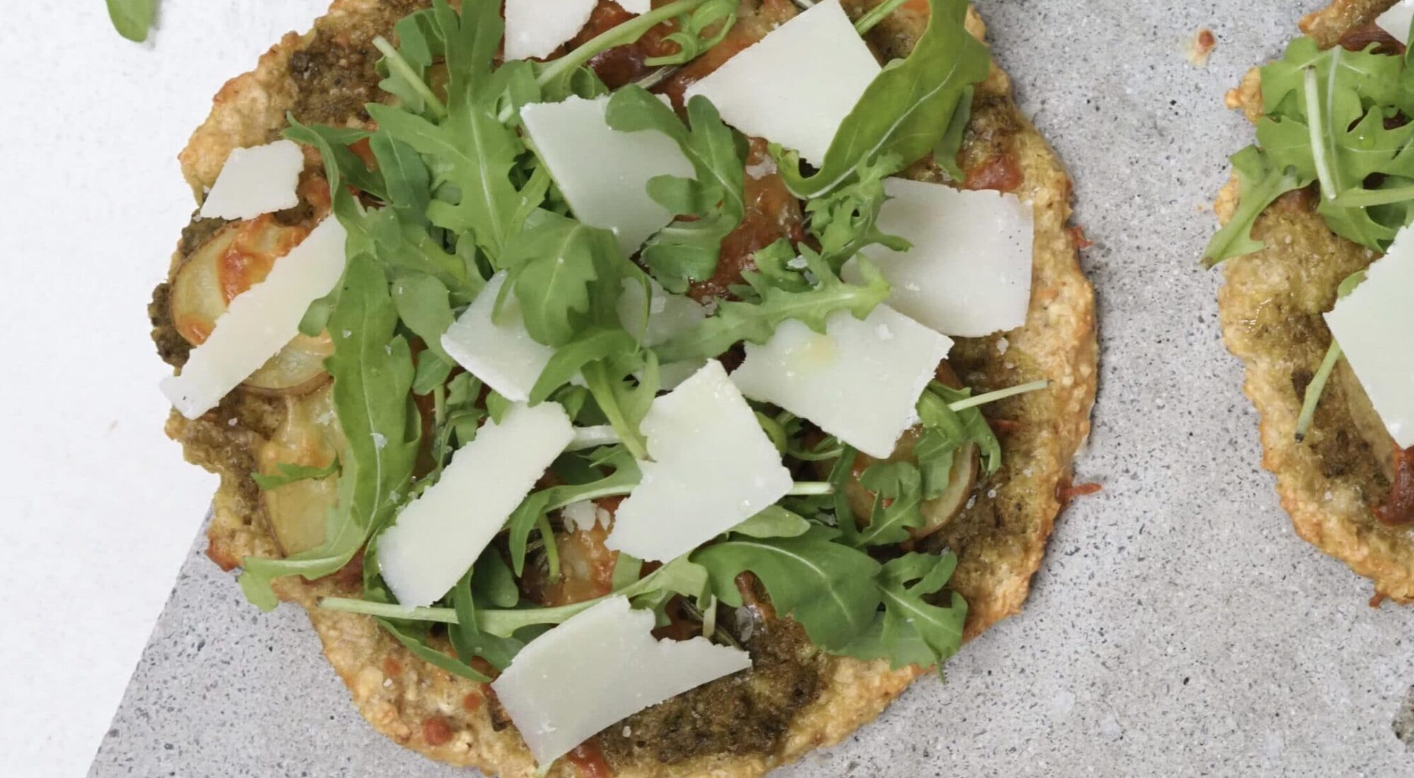 Pizza med kartoffel, rosmarin og grøn pesto