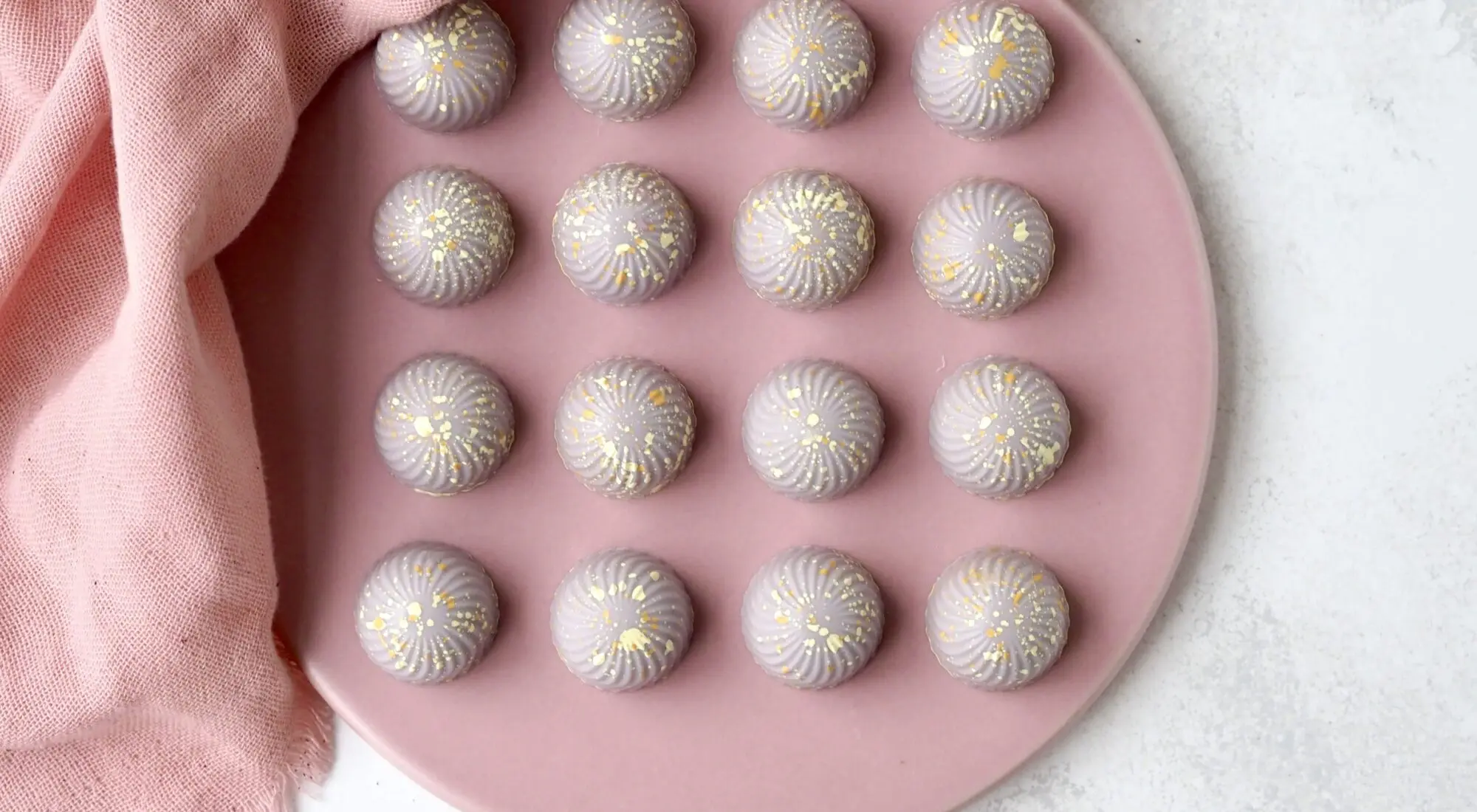 Pastelchokolader med hindbærfyld