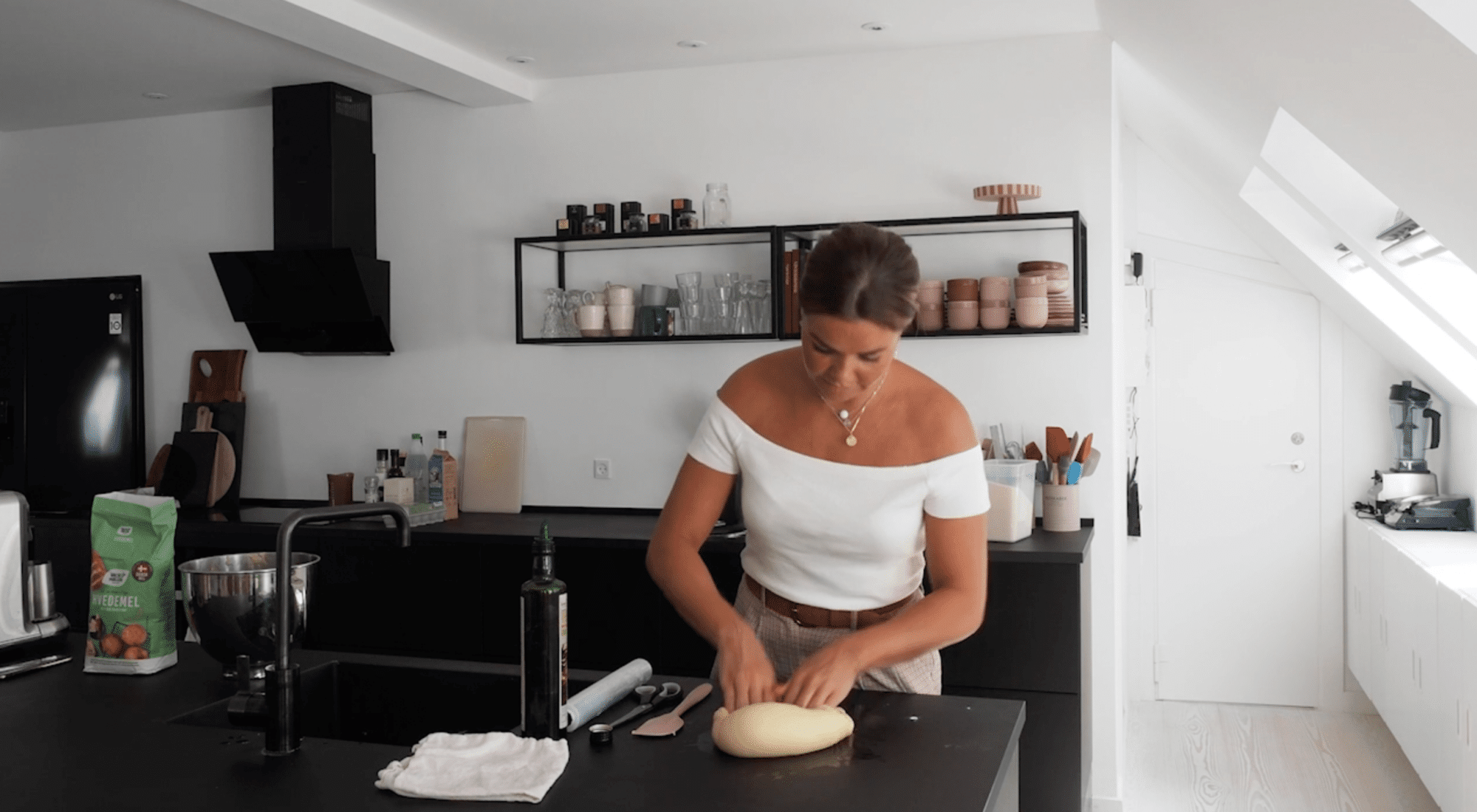 Ditte Julie ælter en dej