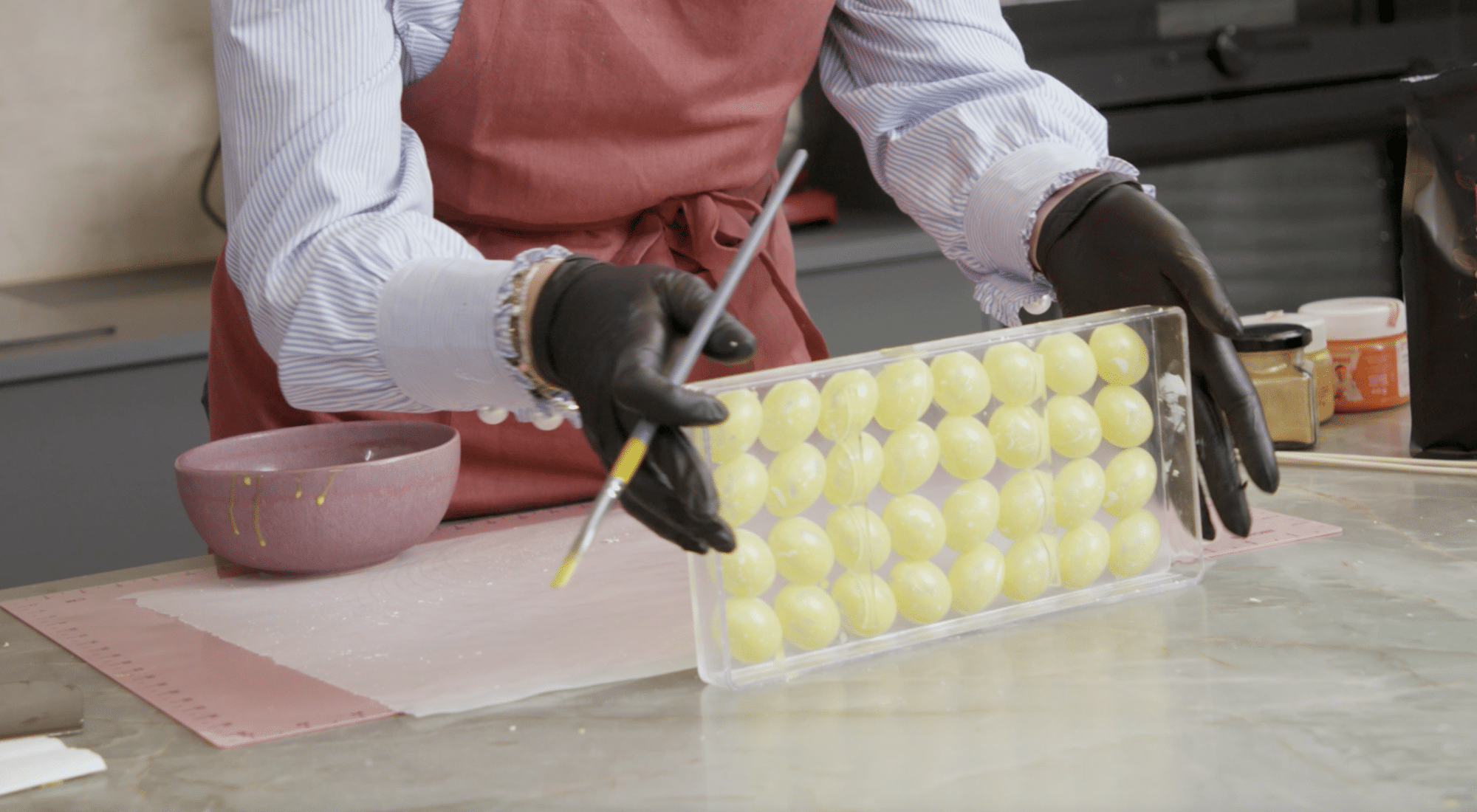 Chokoladeform som Ditte Julie dekorerer med kakaosmør