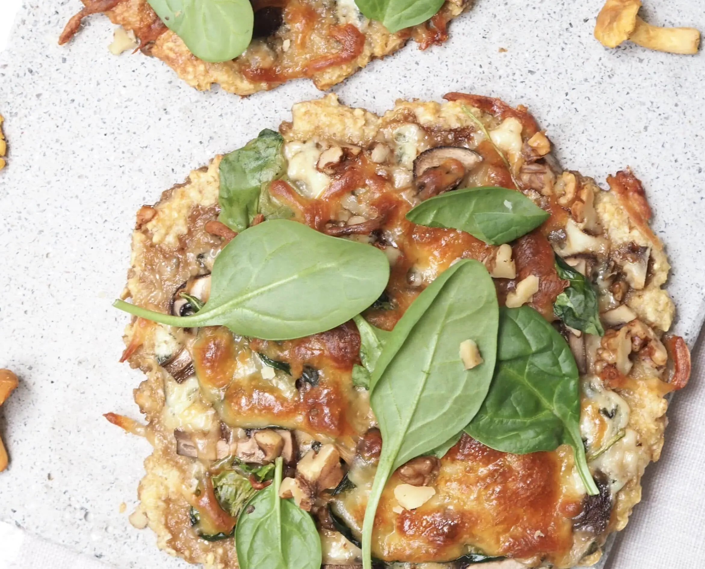 Svampepizza med frisk spinat og urter