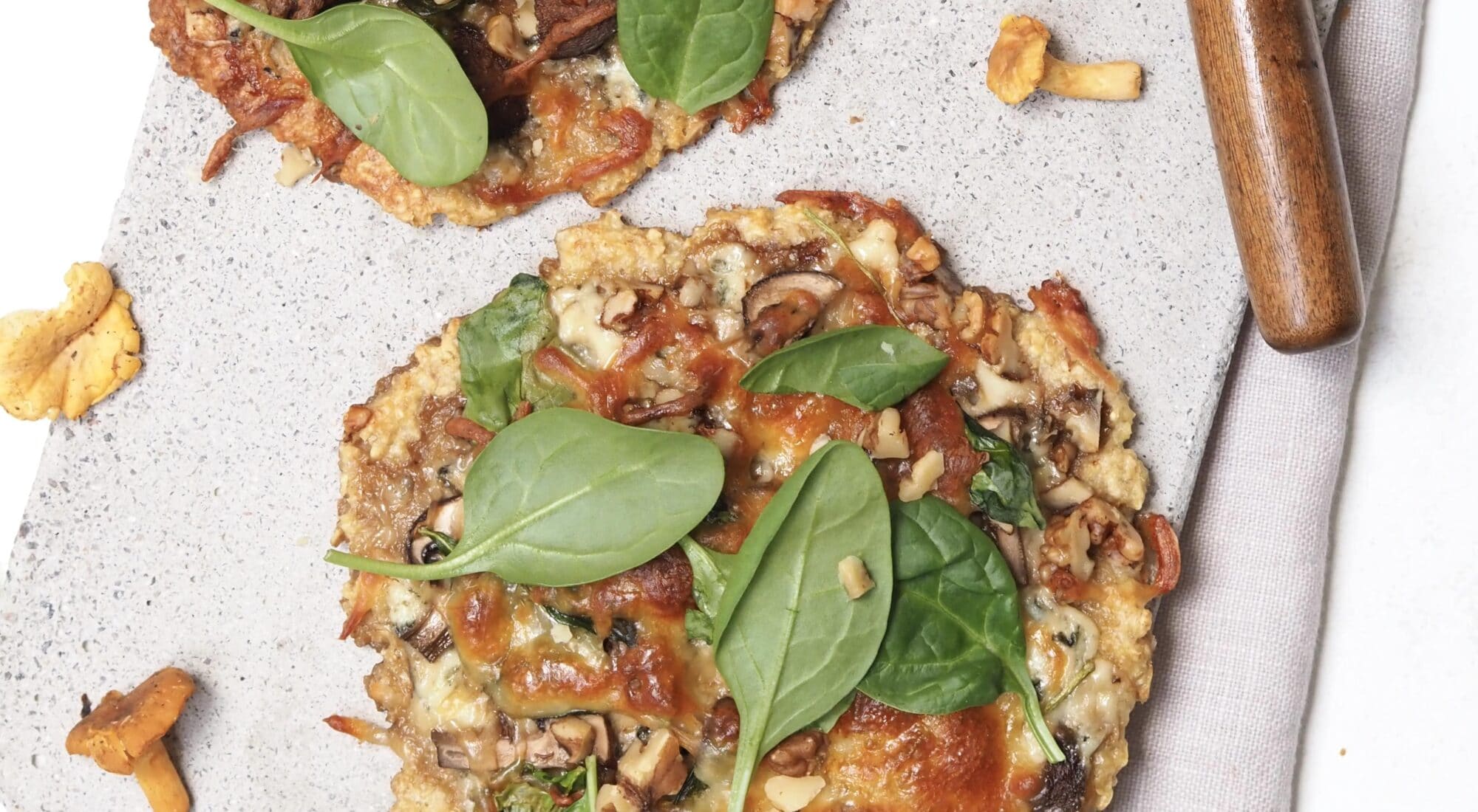 Svampepizza med frisk spinat og urter