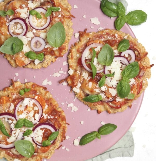 Pizza med friske cherrytomater, basilikum og løg