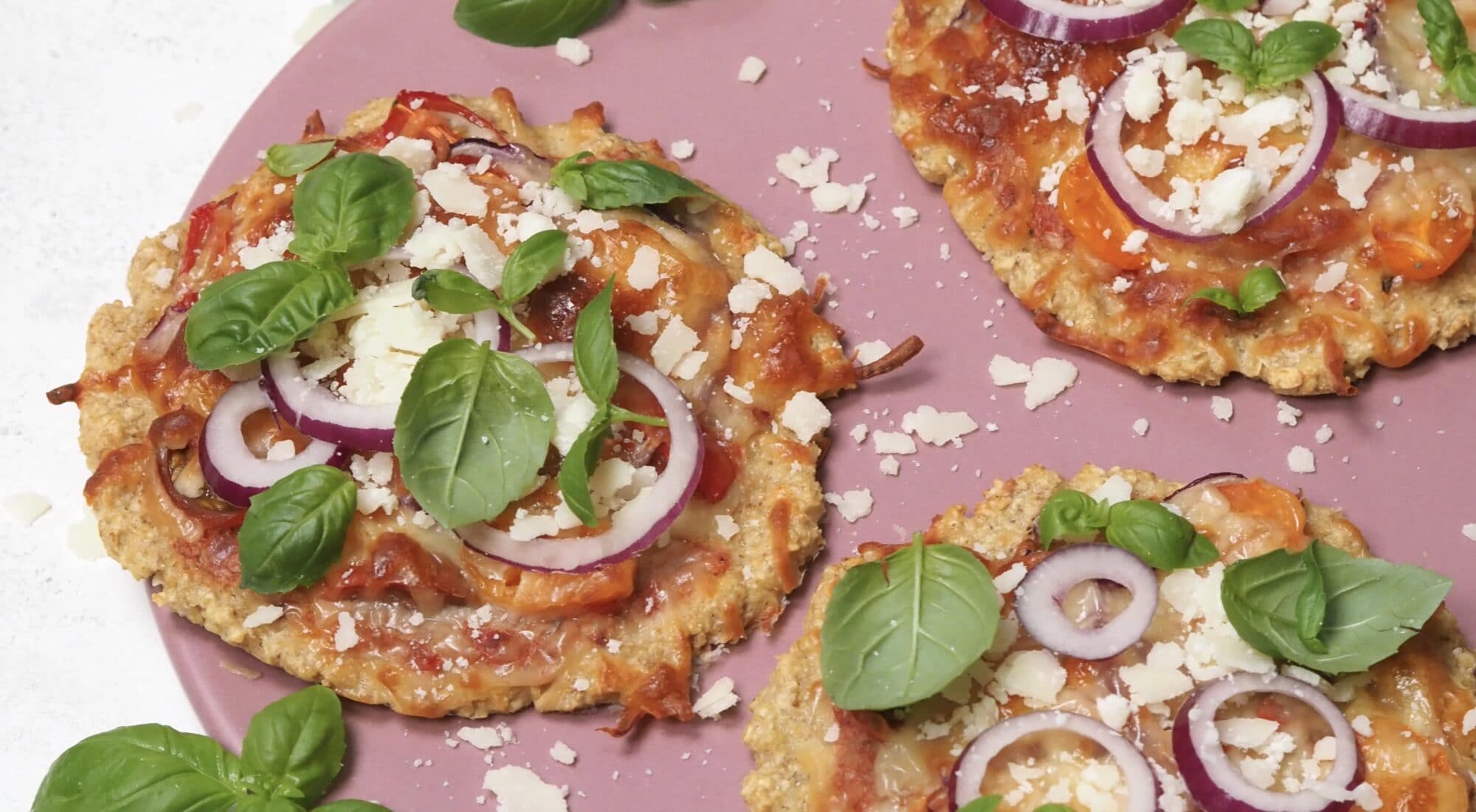Pizza med friske cherrytomater, basilikum og løg