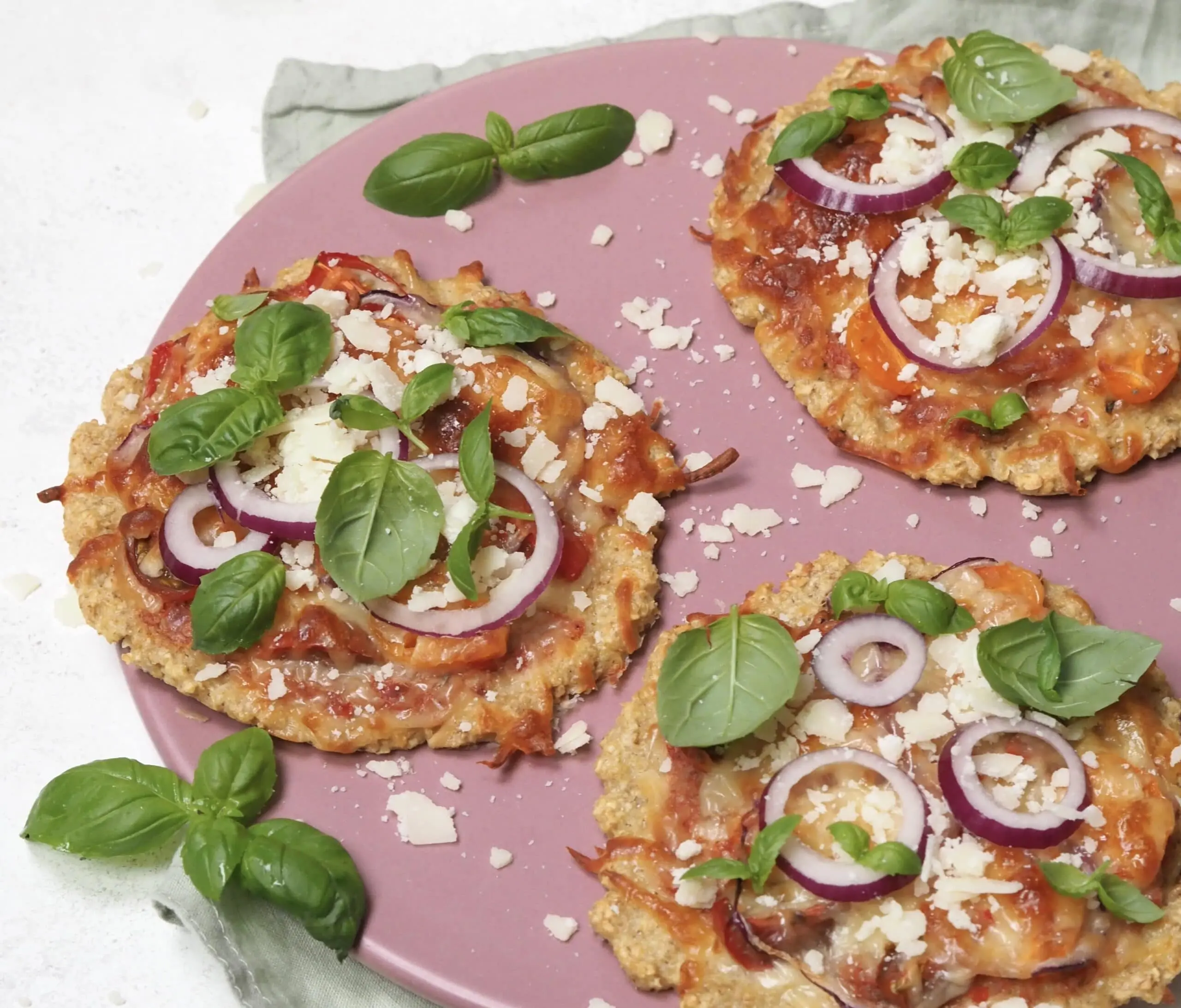 Tomatpizza med basillikum og rødløg