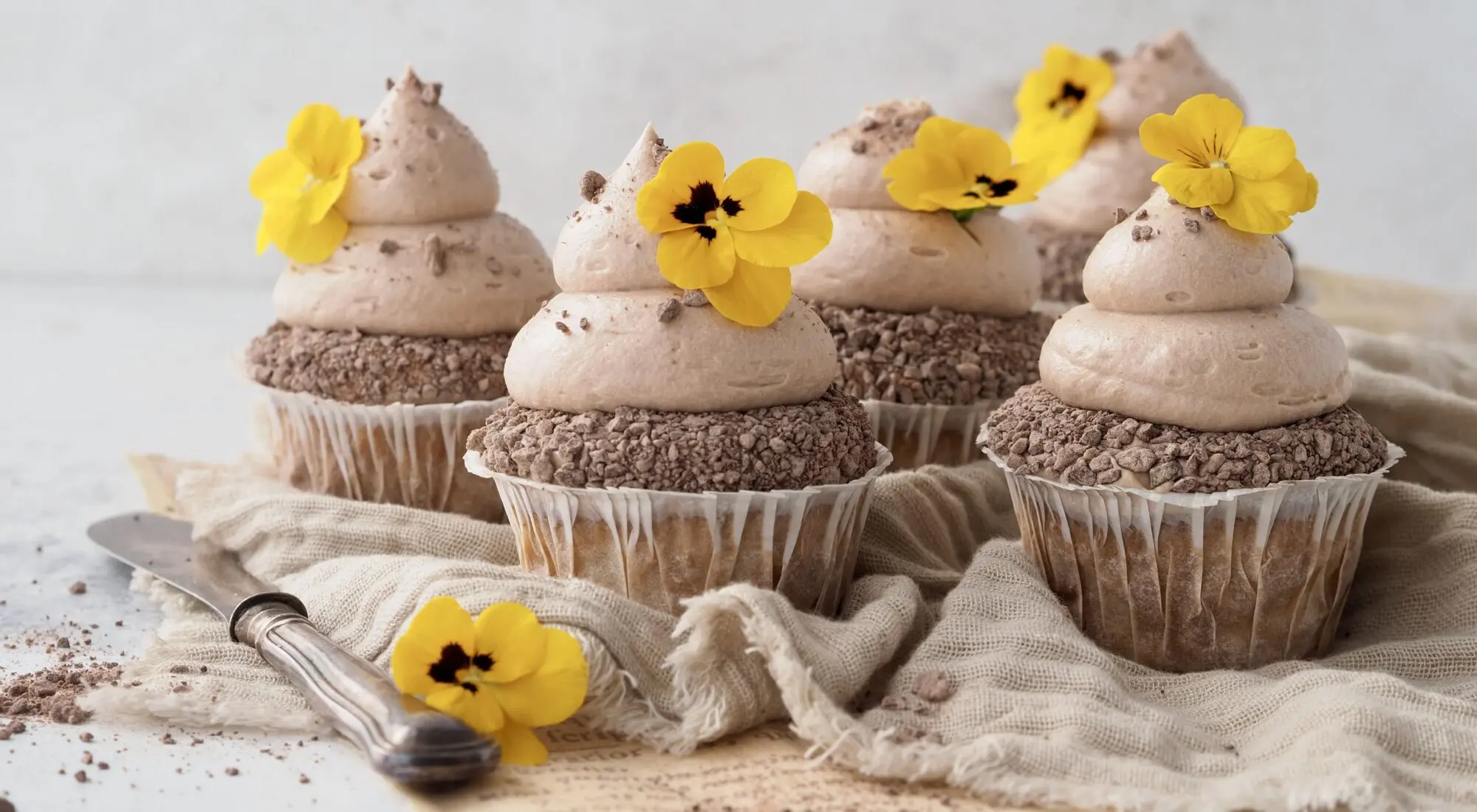 Banancupcakes med frosting og blomster