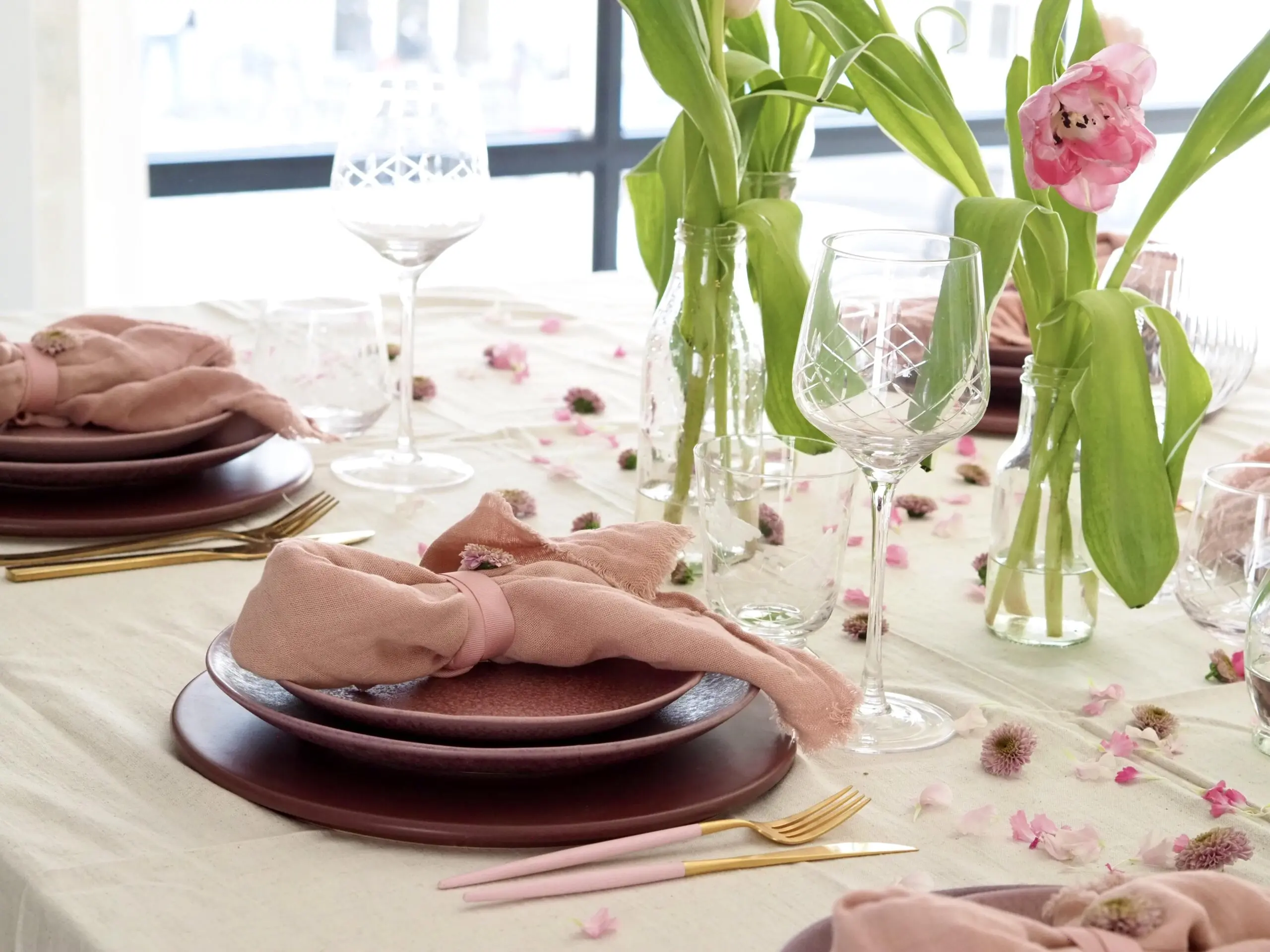 Opdækket bord i rosa nuancer
