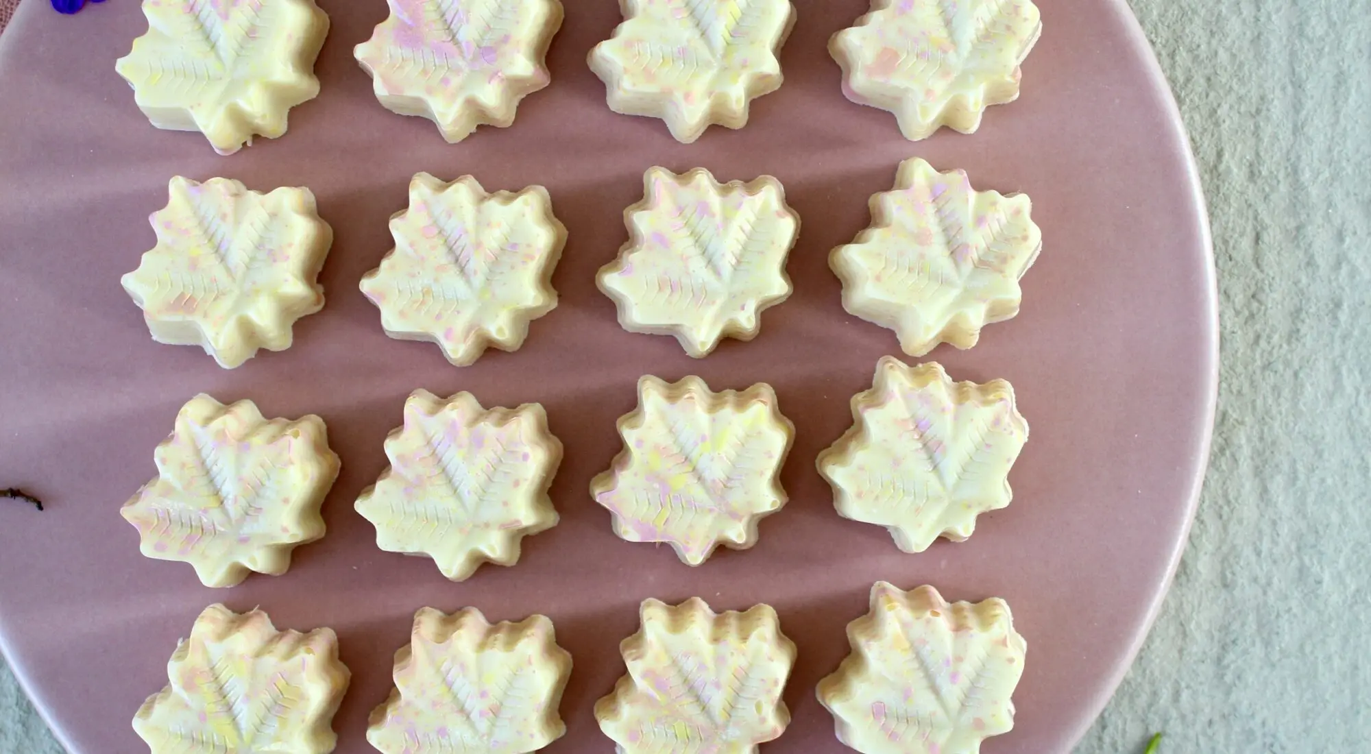 Påskechokolader med saltet mandelnougat