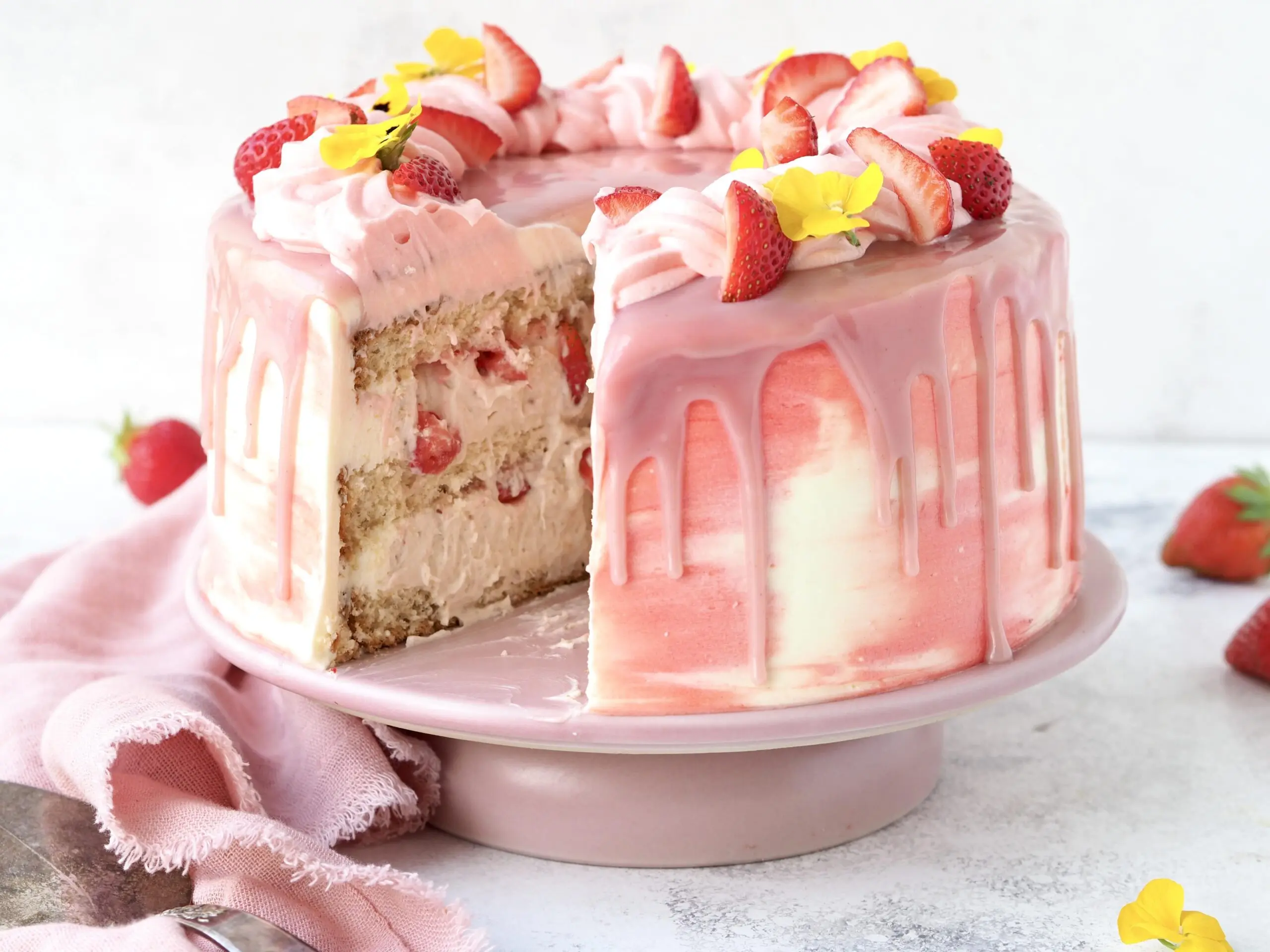 Lyserød lagkage med frosting og bær
