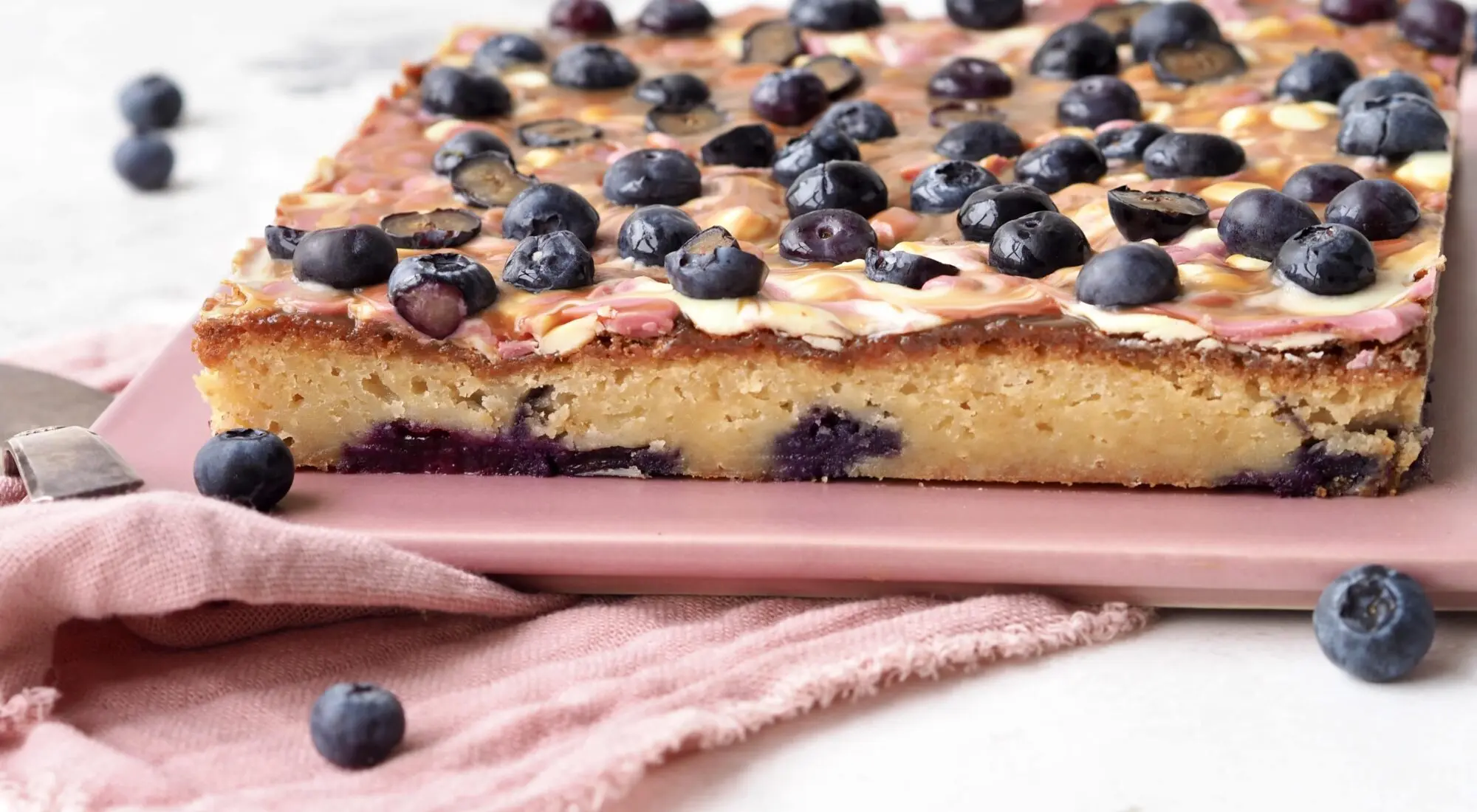 Glutenfri blondie med blåbær og chokolade