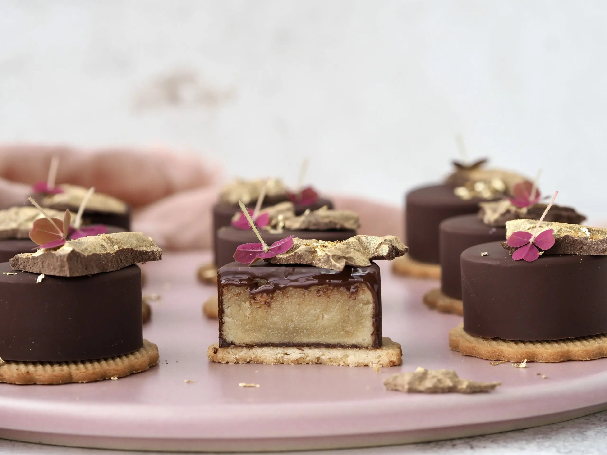 Elegante napoleonshatte med guld