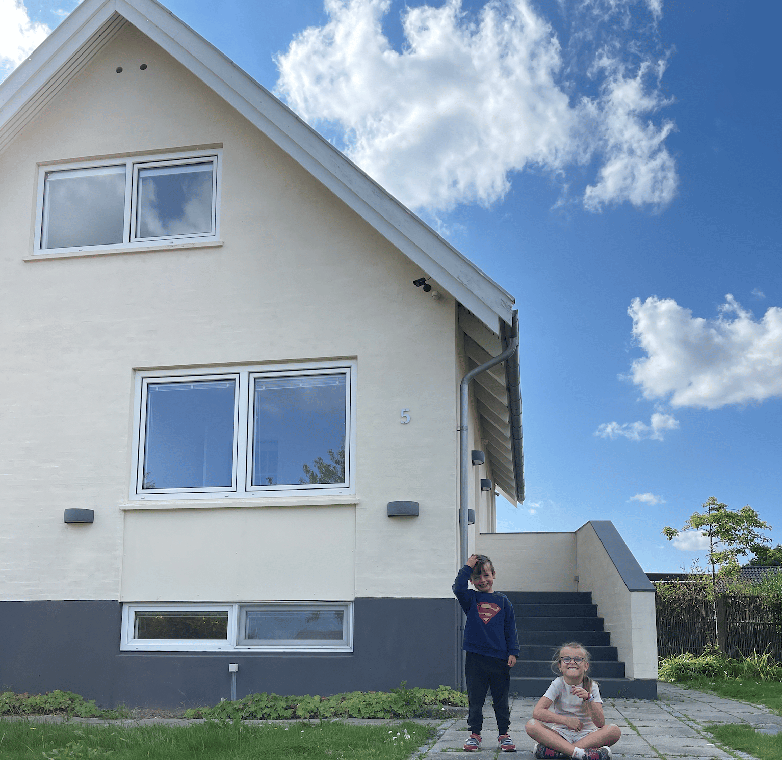 Hus med blå himmel