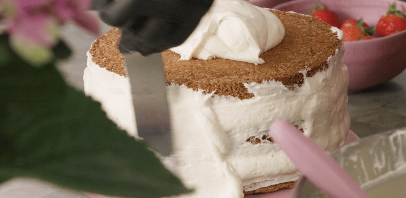 Opsmøring af lagkage med smørcreme