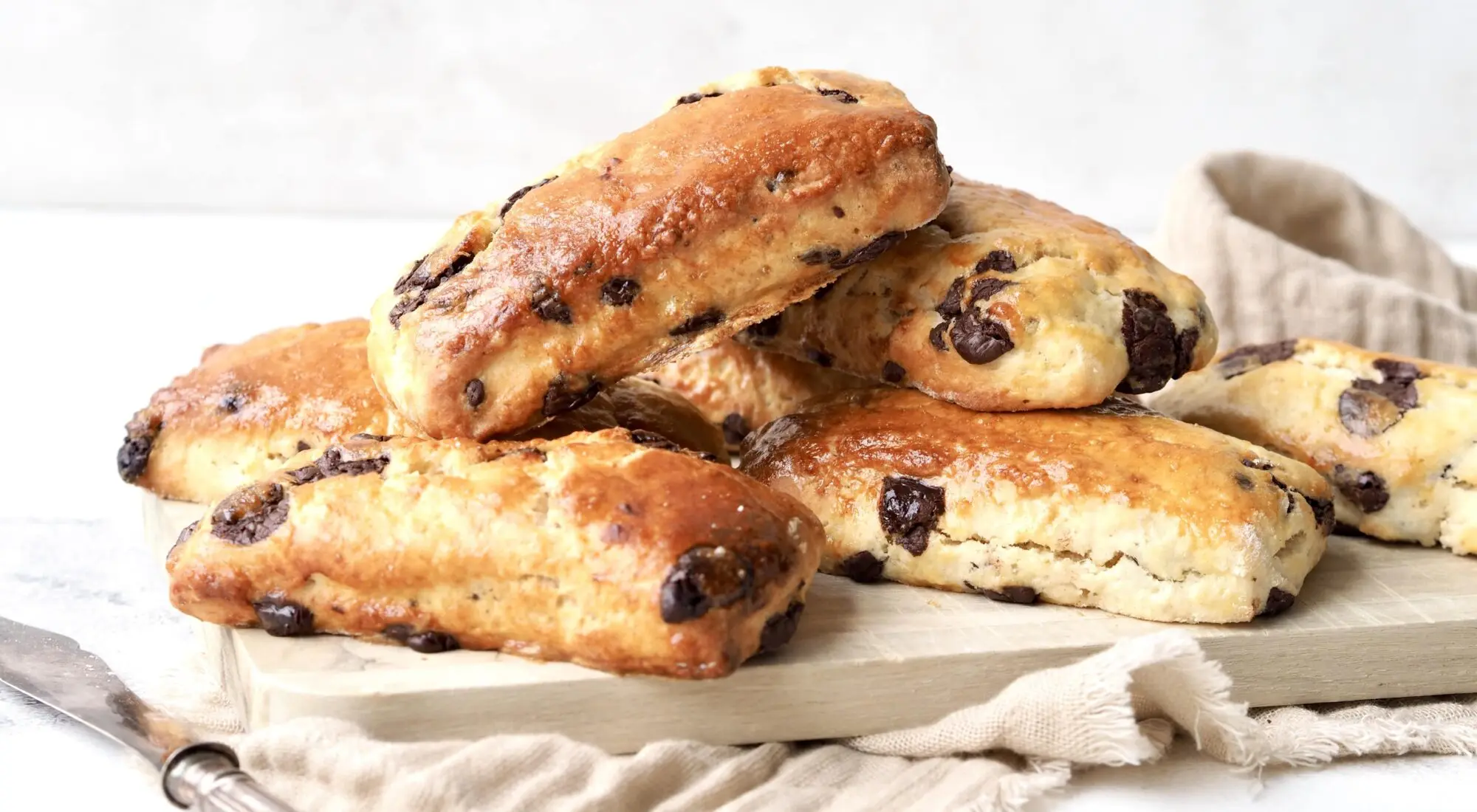 Scones med mørk chokolade