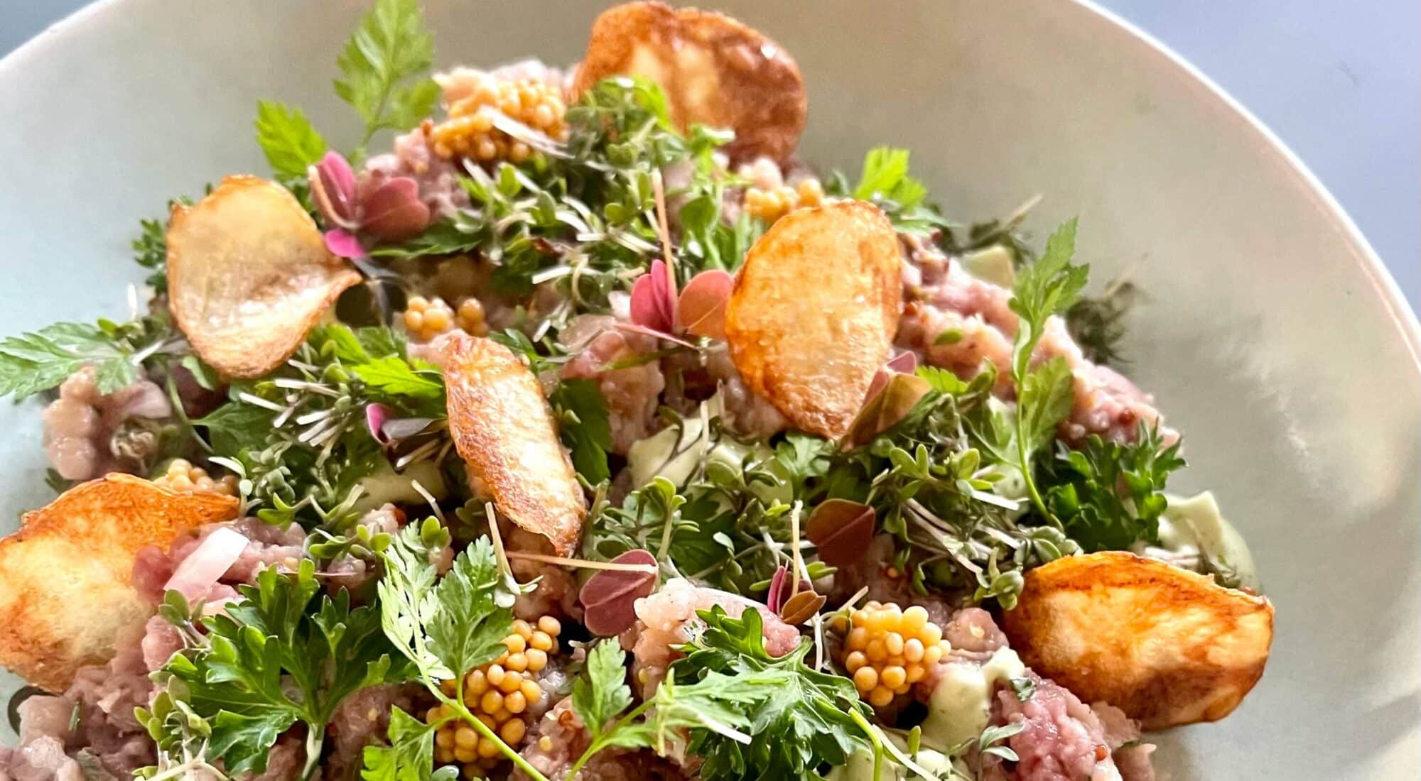 Rørt tatar med sennep, urtemayo og kartoffelchips