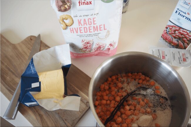 Hjemmelavede makronsnitter med blommer, marcipan og havtorn i proces