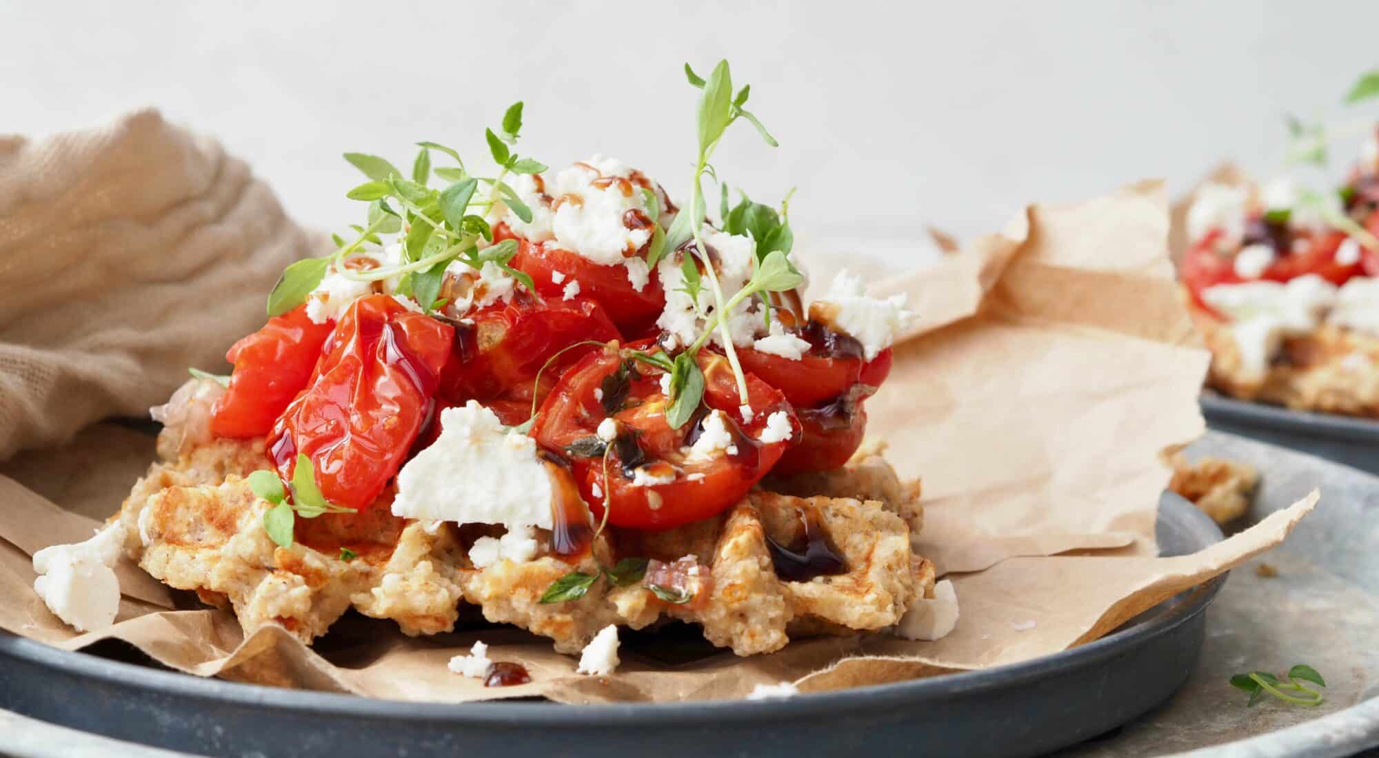 Madvafler med bagte tomater, fetaost og balsamico