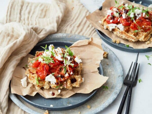 Madvafler med bagte tomater, fetaost og balsamico