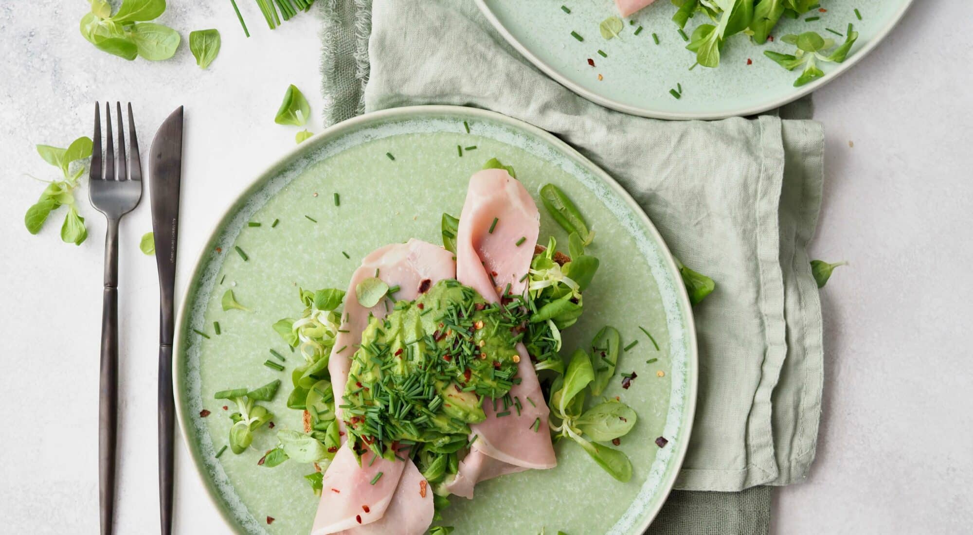 Ristet brød med urtemayo, italiensk skinke og avocado