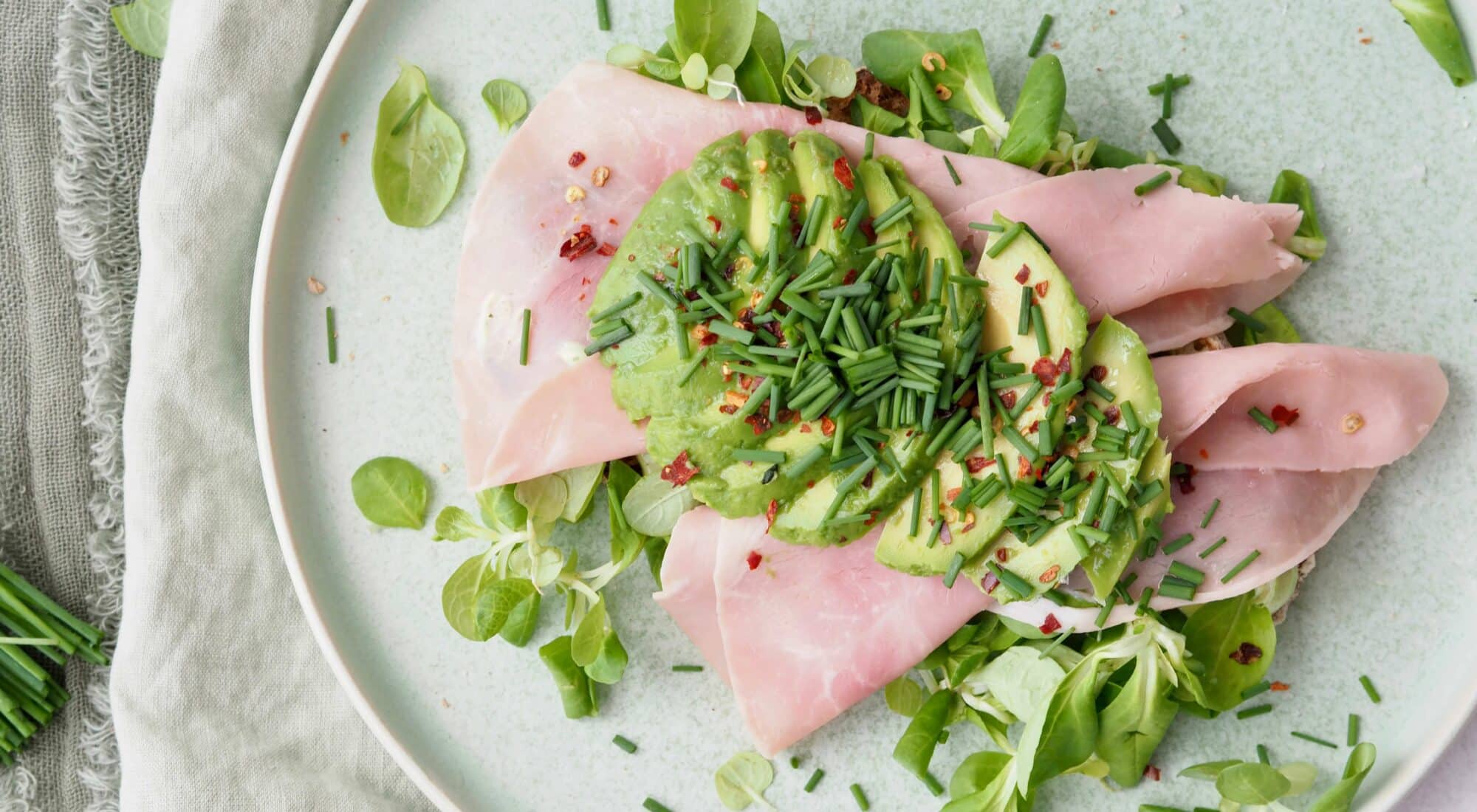 Ristet brød med skinke fyld serveret på en tallerken