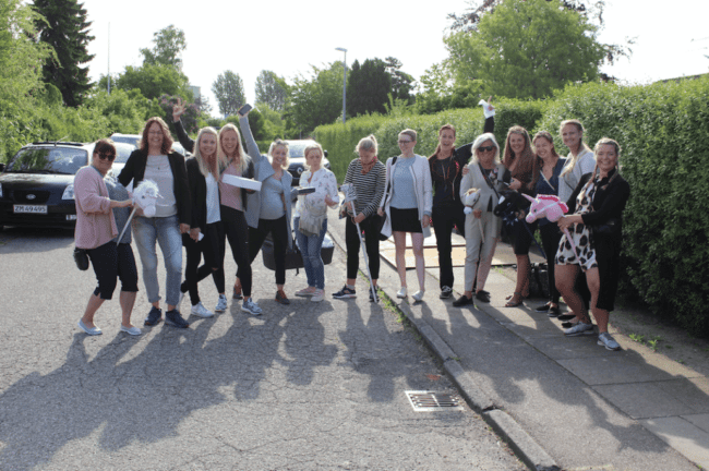 Ditte Julies veninder står på vejen foran Ditte Julies hus. På vej til at overraske hende på hendes polterabend.
