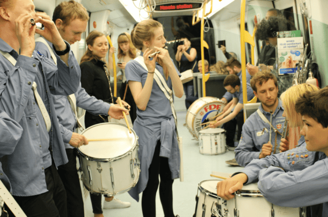 Et orkester spiller i metroen.
