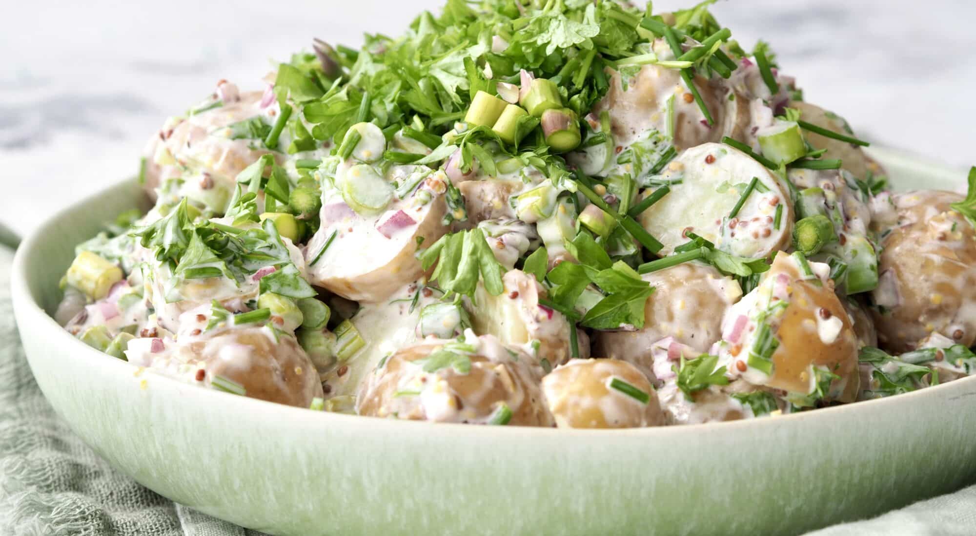 Hjemmelavet kartoffelsalat af nye danske kartofler, grønne asparges og urter.