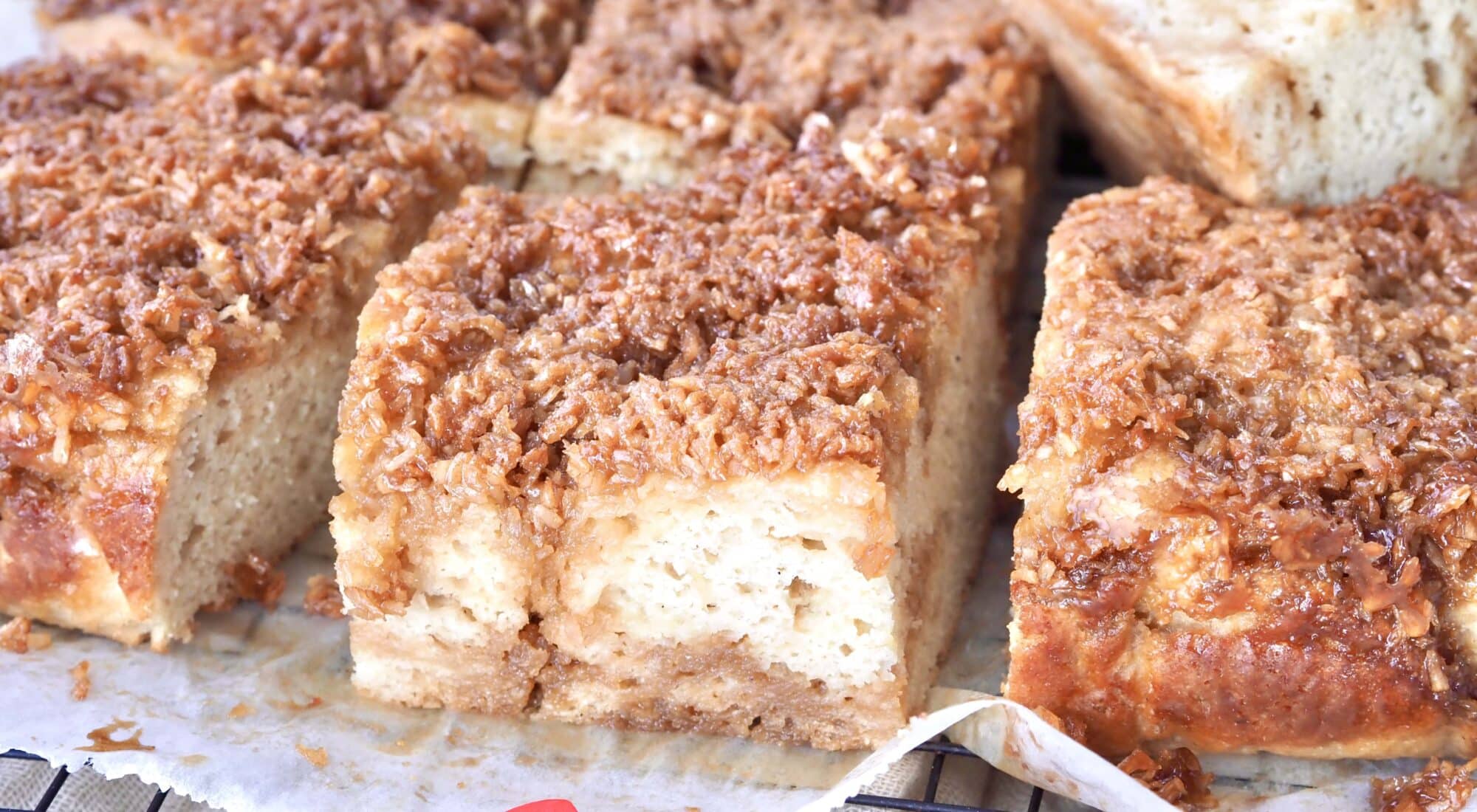 Glutenfri bradepandekage med topping ala drømmekage