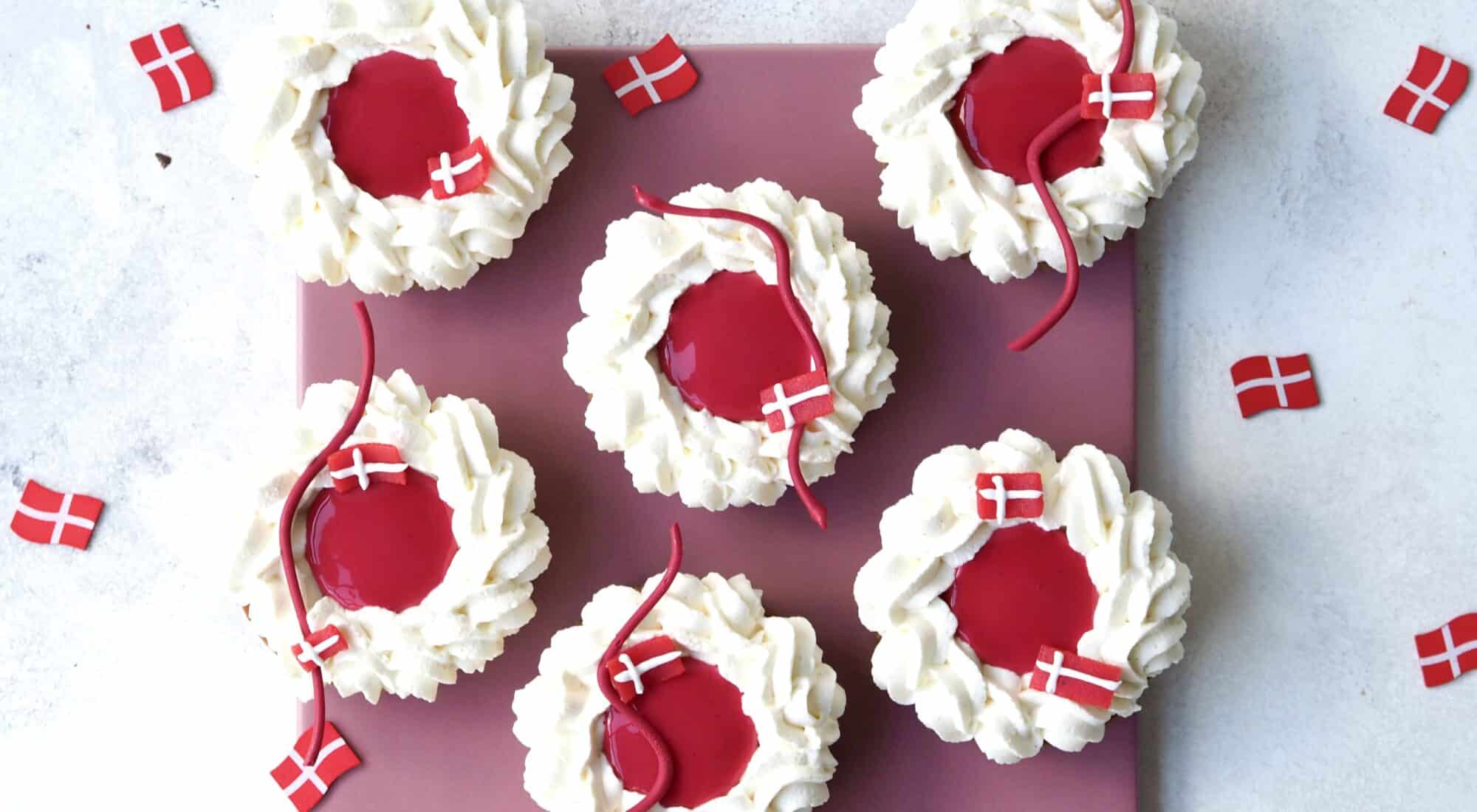 Mini mazarintærter med jordbærkompot og flødeskum