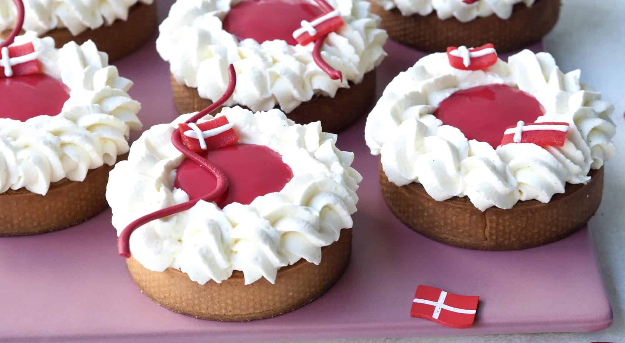 Fødselsdags mazarin tærter med en krans af vaniljeflødeskum