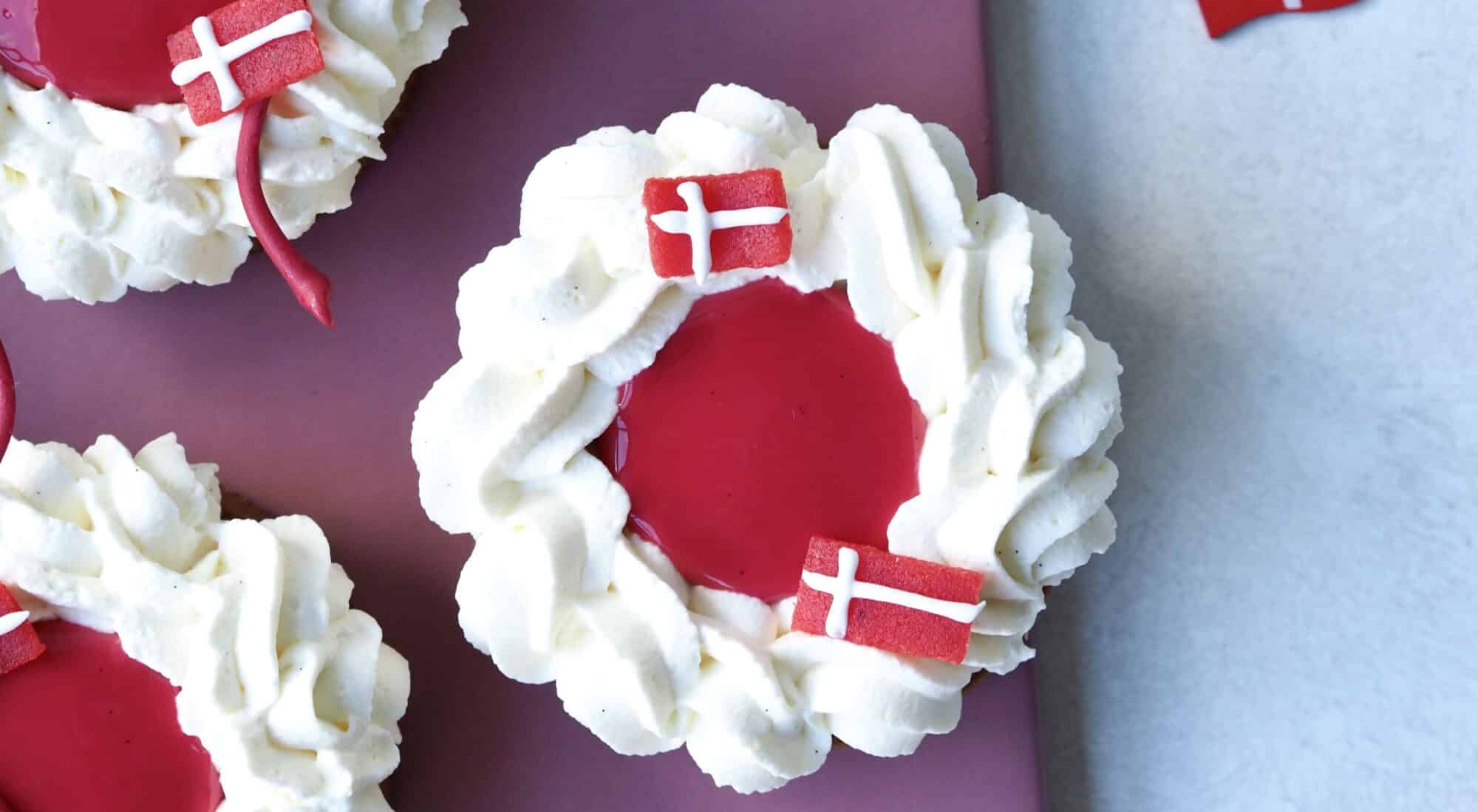 Mini mazarintærter med jordbærkompot og flødeskum