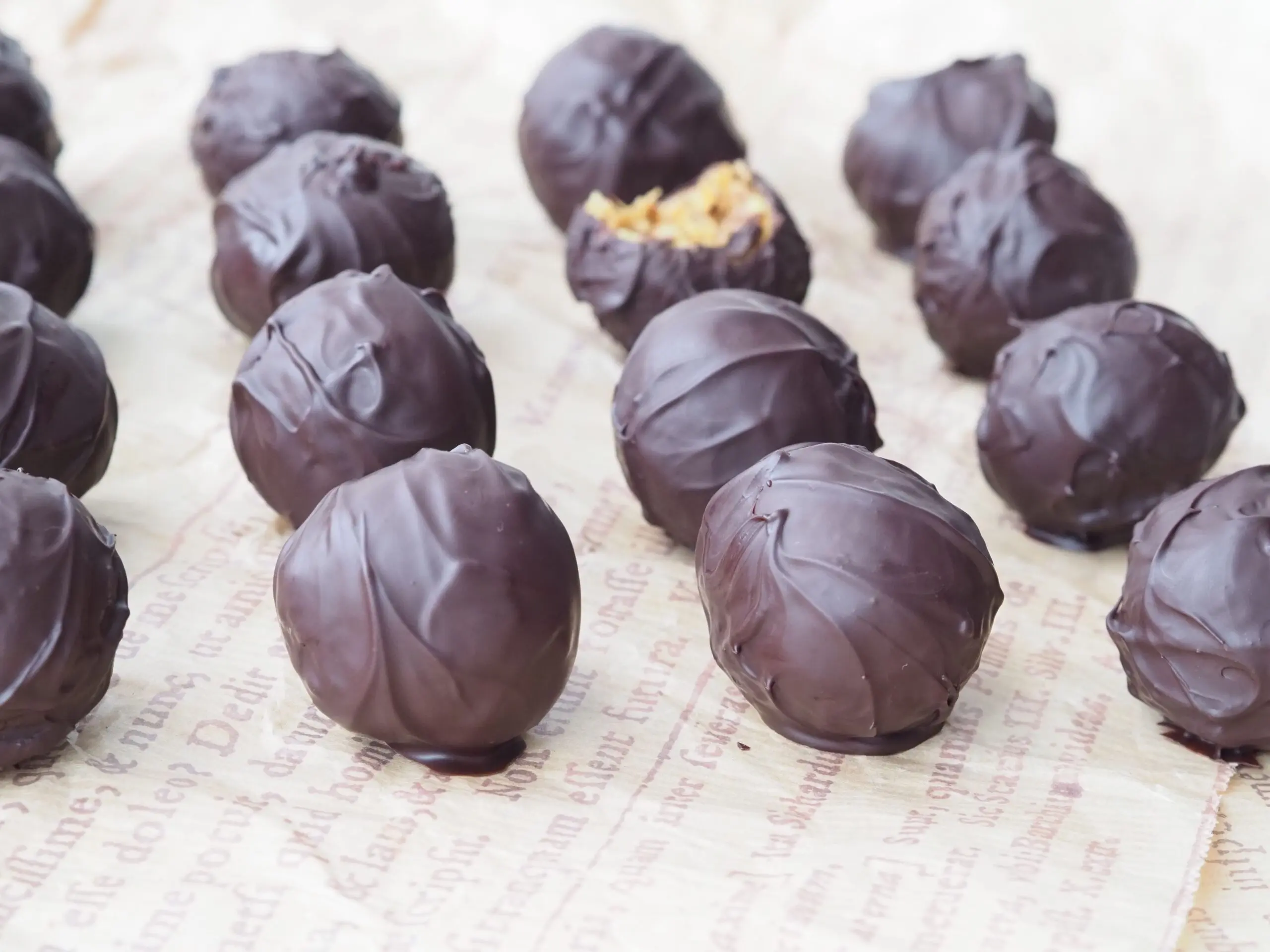 Hjemmelavede proteinkugler rullet i mørk chokolade