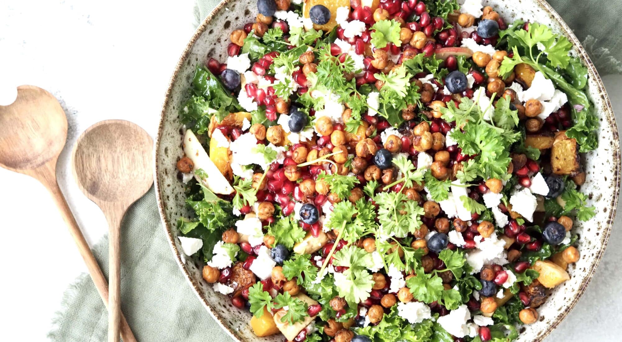 Grøn kålsalat med bagte græskartern, blåbær, feta og granatæble