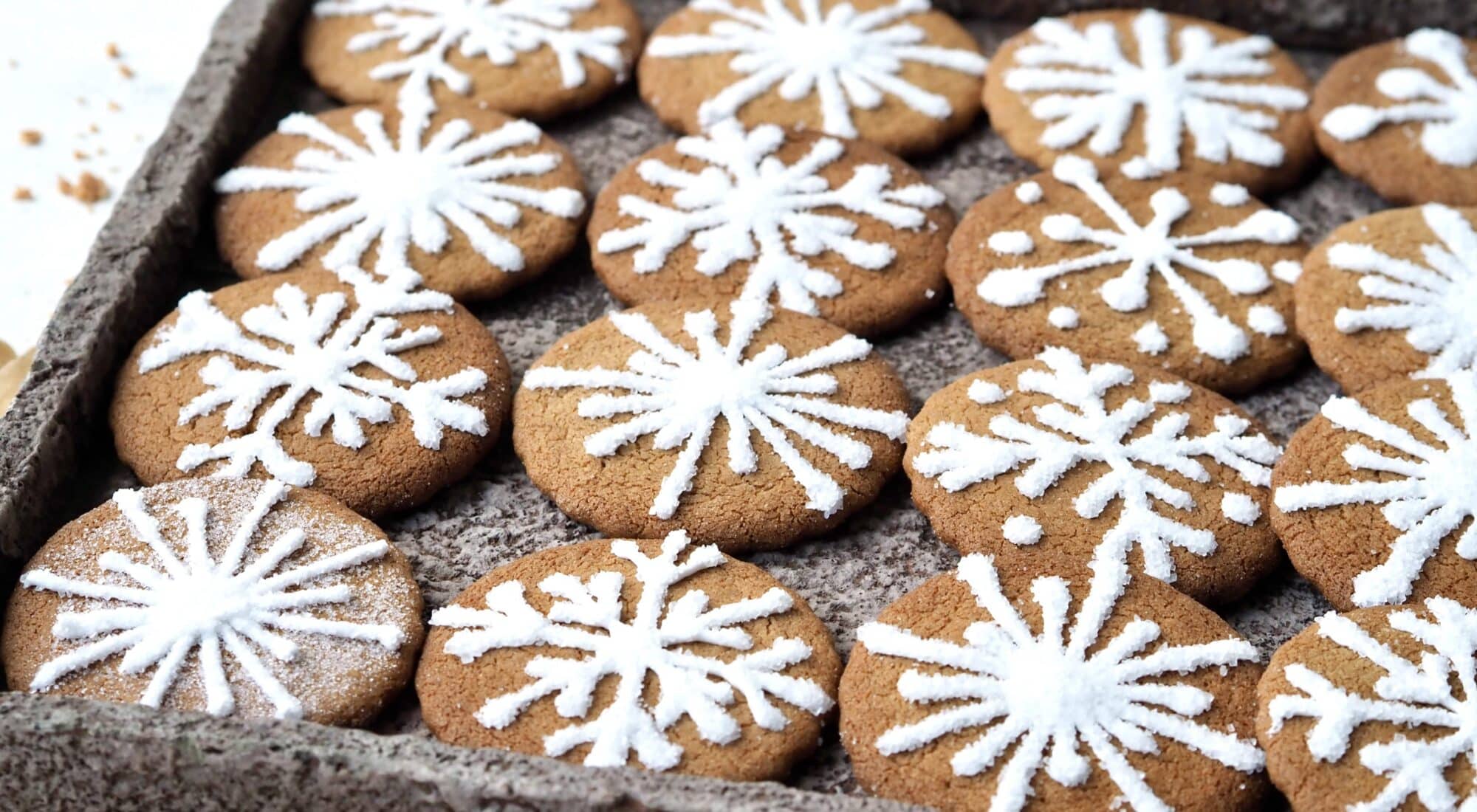 Glutenfri brunkager eller peberkager pyntet med royal icing og hvidt knasende sukker