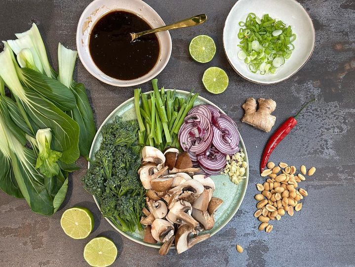 Glutenfri thairet med glasnudler, kylling, grønsager og hoisin